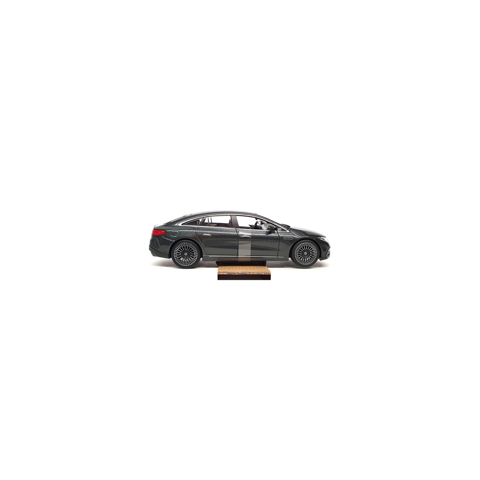 Машина Maisto 2022 Mercedes-Benz EQS сірий металік 1:24 (32902 met. grey) зображення 3