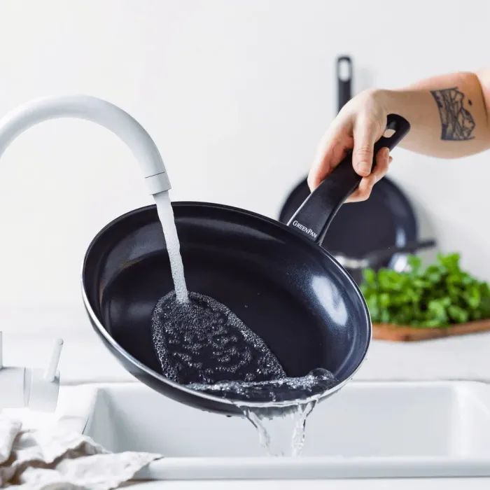 Сковорода GreenPan Essence Perforated Base, 28 см з керамічним покриттям (CC009041-001) зображення 6 Сковорода GreenPan Essence Perforated Base, 28 см з керамічним покриттям (CC009041-001) зображення 6