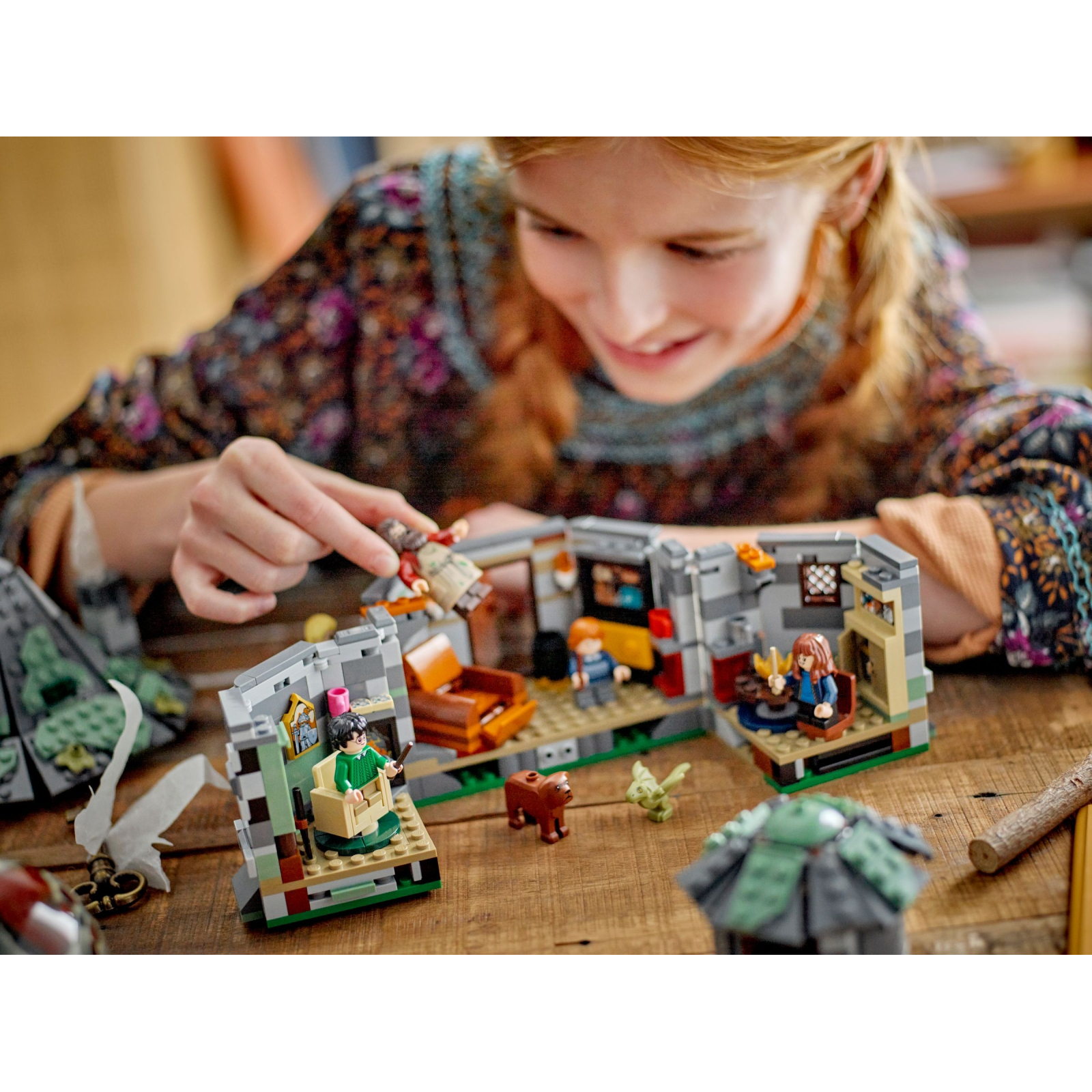 Конструктор LEGO Harry Potter Хатинка Геґріда: Несподівані гості 896 деталей (76428) зображення 11