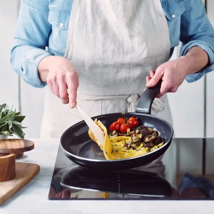 Сковорода GreenPan Essence Perforated Base, 28 см з керамічним покриттям (CC009041-001) зображення 4 Сковорода GreenPan Essence Perforated Base, 28 см з керамічним покриттям (CC009041-001) зображення 4