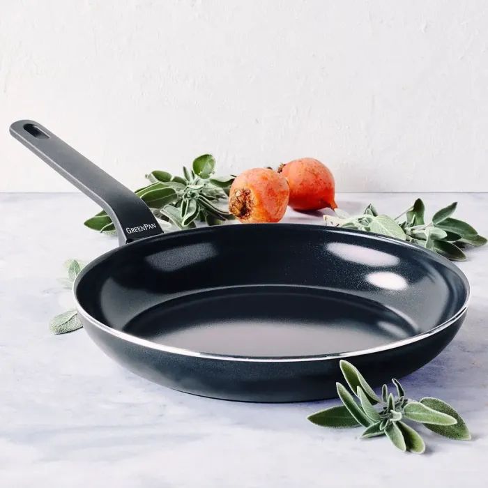 Сковорода GreenPan Essence Perforated Base, 28 см з керамічним покриттям (CC009041-001) зображення 7 Сковорода GreenPan Essence Perforated Base, 28 см з керамічним покриттям (CC009041-001) зображення 7