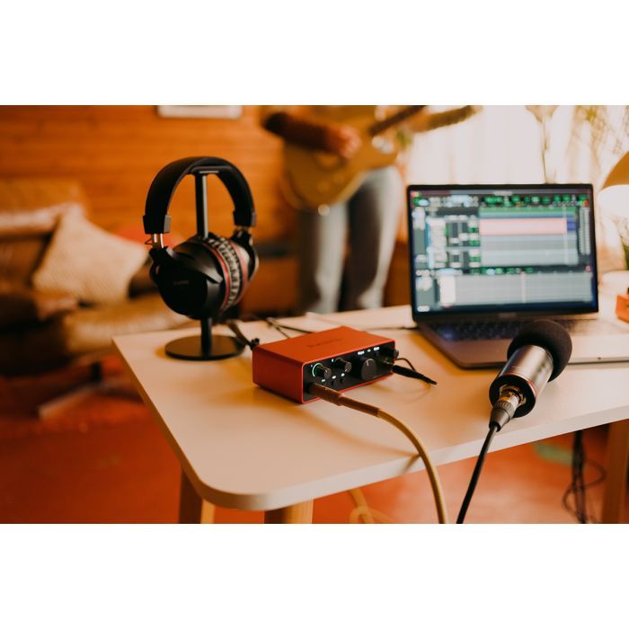 Аудиоинтерфейс Focusrite Комплект для звукозаписи: аудиоинтерфейс Scarlett 2i2, микрофон CM25 MkIII, наушники SH-450 (234618) изображение 6