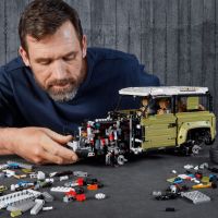 Конструктор LEGO Technic Land Rover Defender 2573 детали (42110) изображение 9