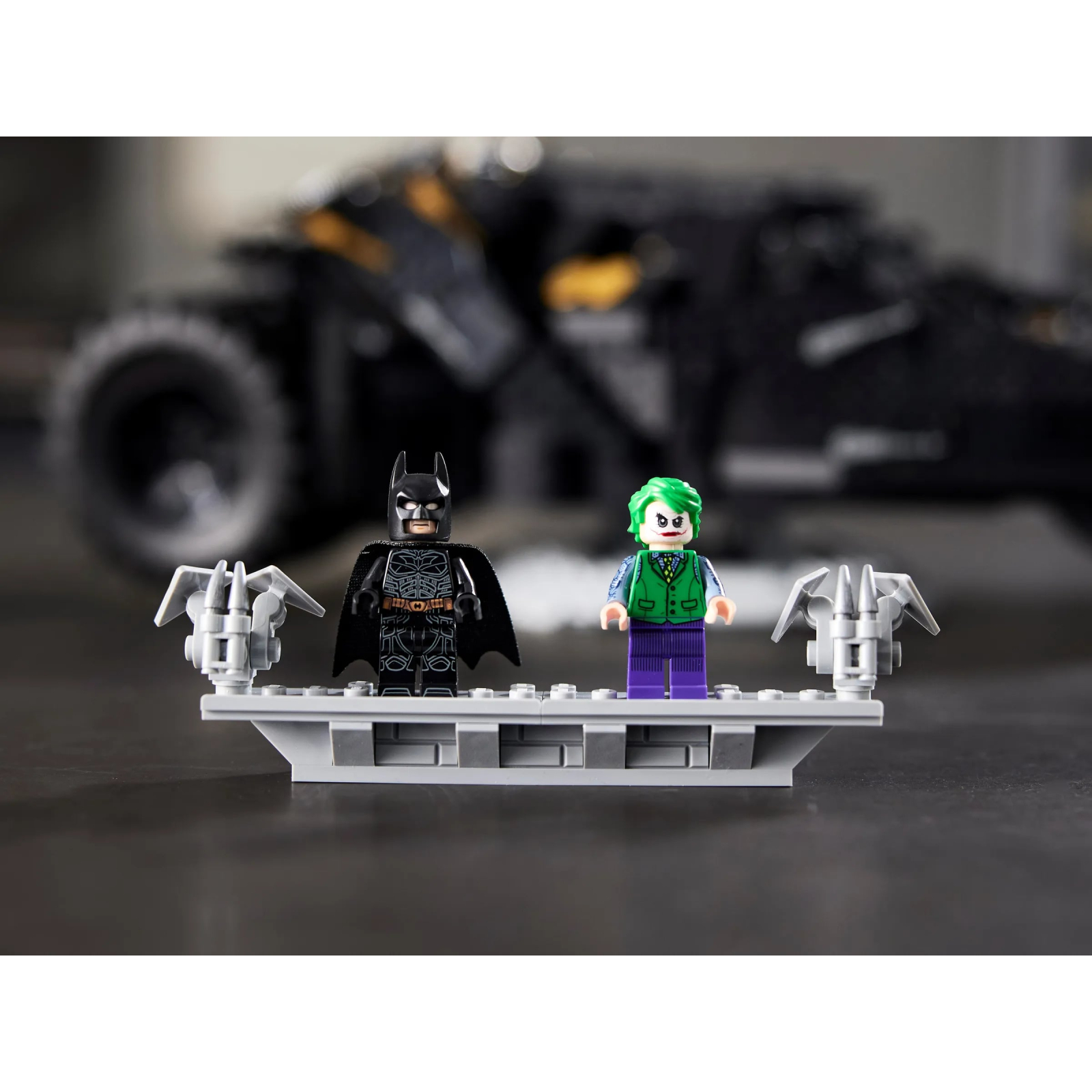 Конструктор LEGO DC Super Heroes Batman 2049 деталей (76240) изображение 4