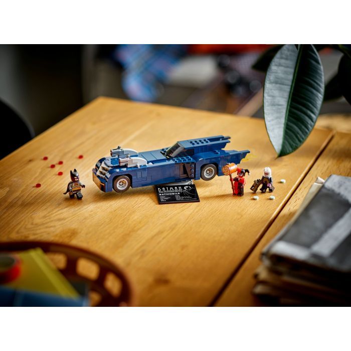 Конструктор LEGO Batman Бэтмен на бэтмобиле против Харли Квинн и Мистера Фриза (76274) изображение 10