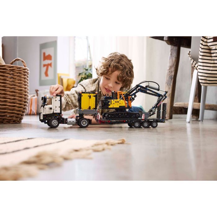 Конструктор LEGO Technic Грузовик Volvo FMX и Электрический экскаватор EC230 (42175) изображение 10
