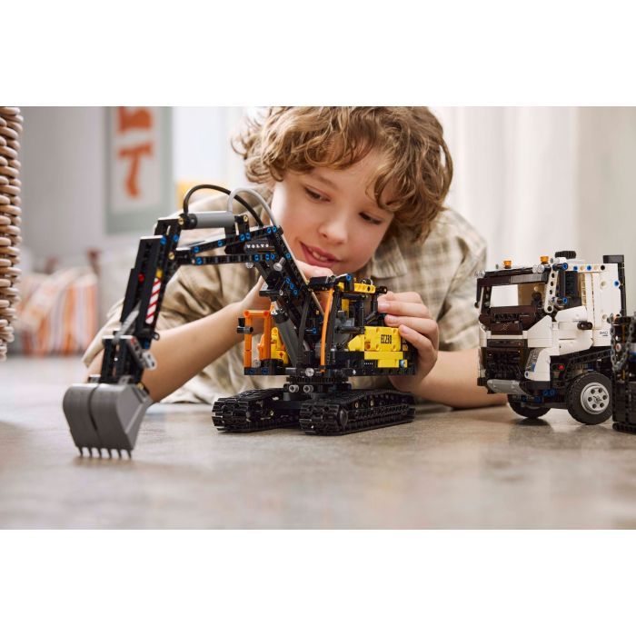 Конструктор LEGO Technic Грузовик Volvo FMX и Электрический экскаватор EC230 (42175) изображение 12