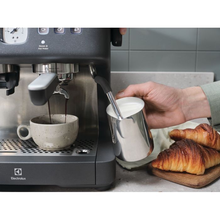Рожковая кофеварка эспрессо Electrolux E8EC1-8BP изображение 10