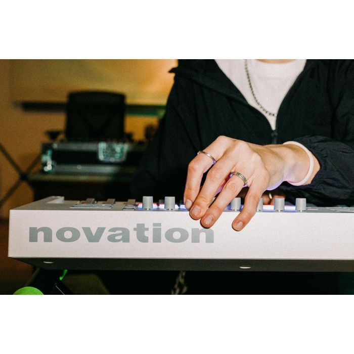 MIDI-клавіатура Novation Launchkey 49 MK4 White Edition (301235) зображення 11
