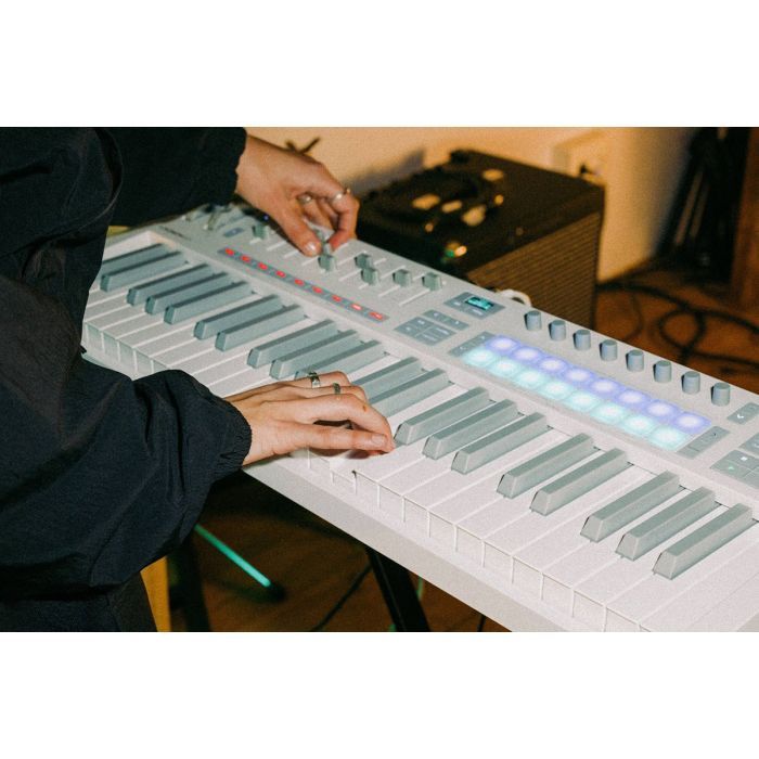 MIDI-клавіатура Novation Launchkey 49 MK4 White Edition (301235) зображення 9
