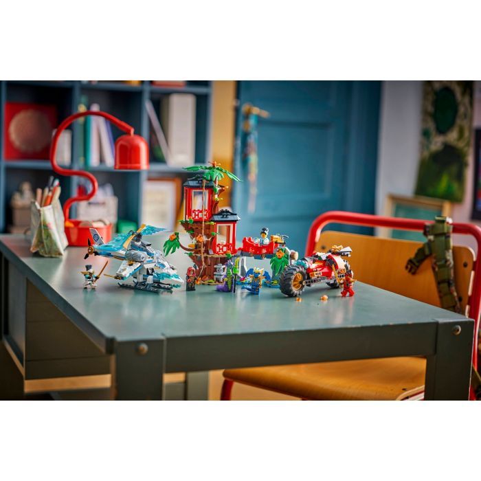 Конструктор LEGO Ninjago Автомобильная битва ниндзя у дома на дереве (71857) изображение 11