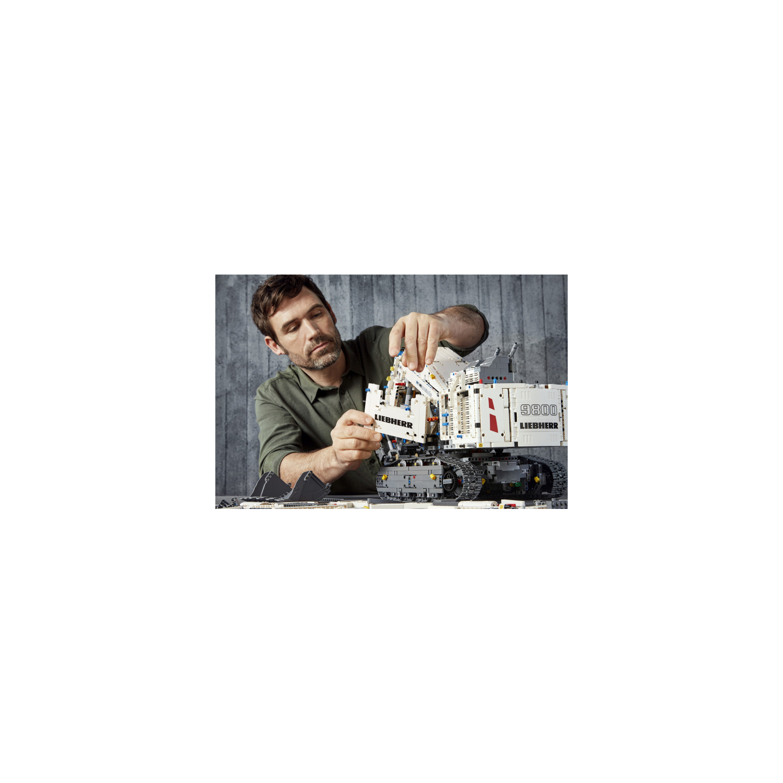 Конструктор LEGO Technic Экскаватор Liebherr R 9800 4108 деталей (42100) изображение 12