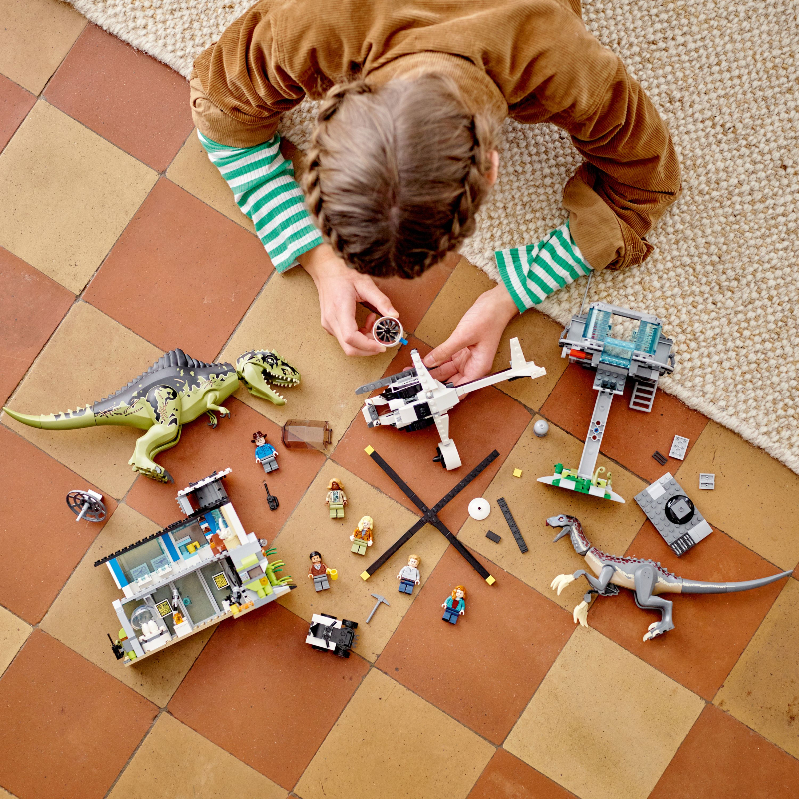 Конструктор LEGO Jurassic World Нападение гиганотозавра и теризинозавра 810 деталей (76949) изображение 5