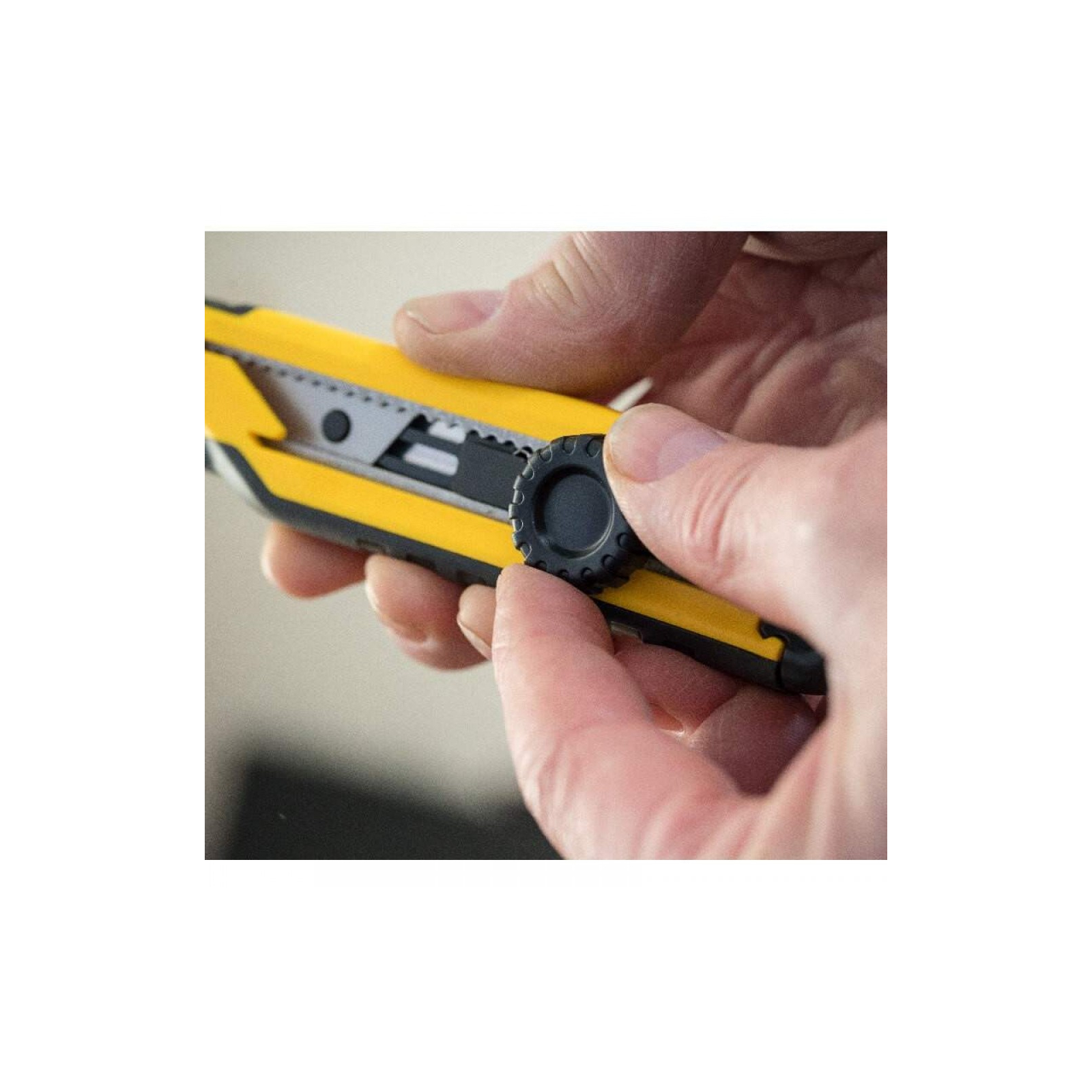 Нож монтажный Stanley сегментированное лезвие 18х110мм, 3 лезвия в компле (STHT10268-0) изображение 2