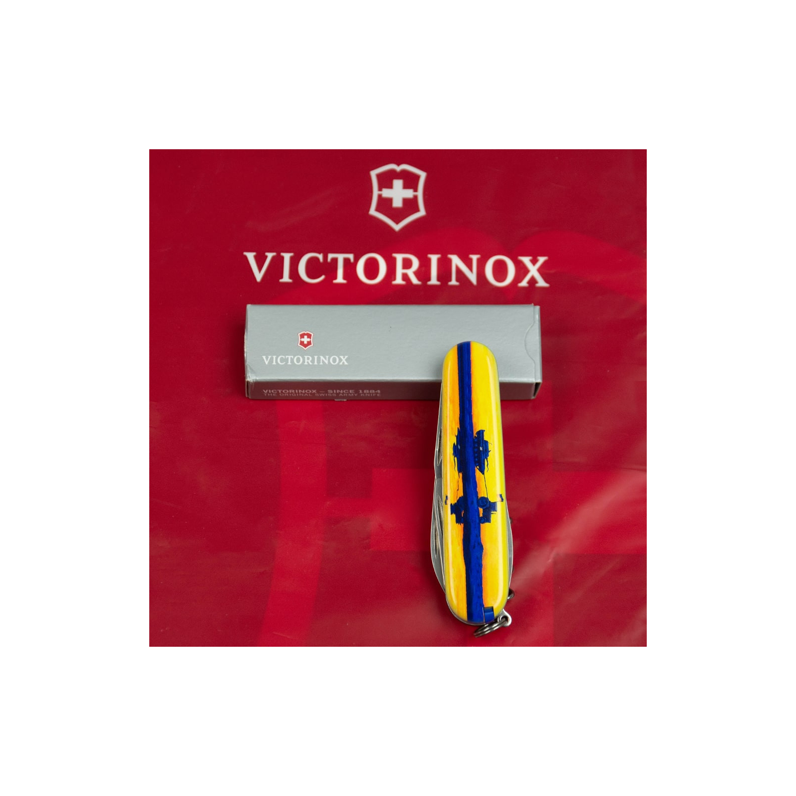 Ніж Victorinox Spartan Ukraine 91 мм Червоний Тризуб готичний білий (1.3603_T0630u) зображення 12