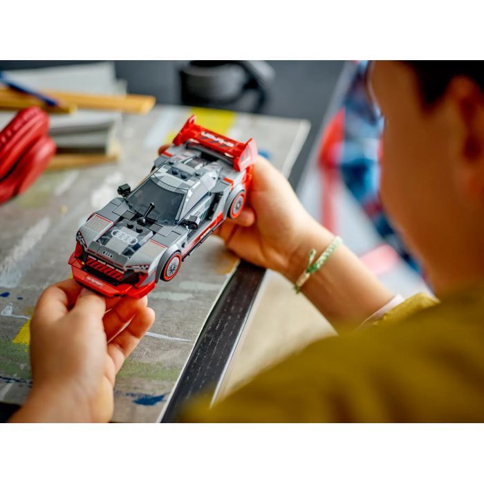 Конструктор LEGO Speed Champions Автомобіль для перегонів Audi S1 e-tron quattro 274 деталі (76921) зображення 3