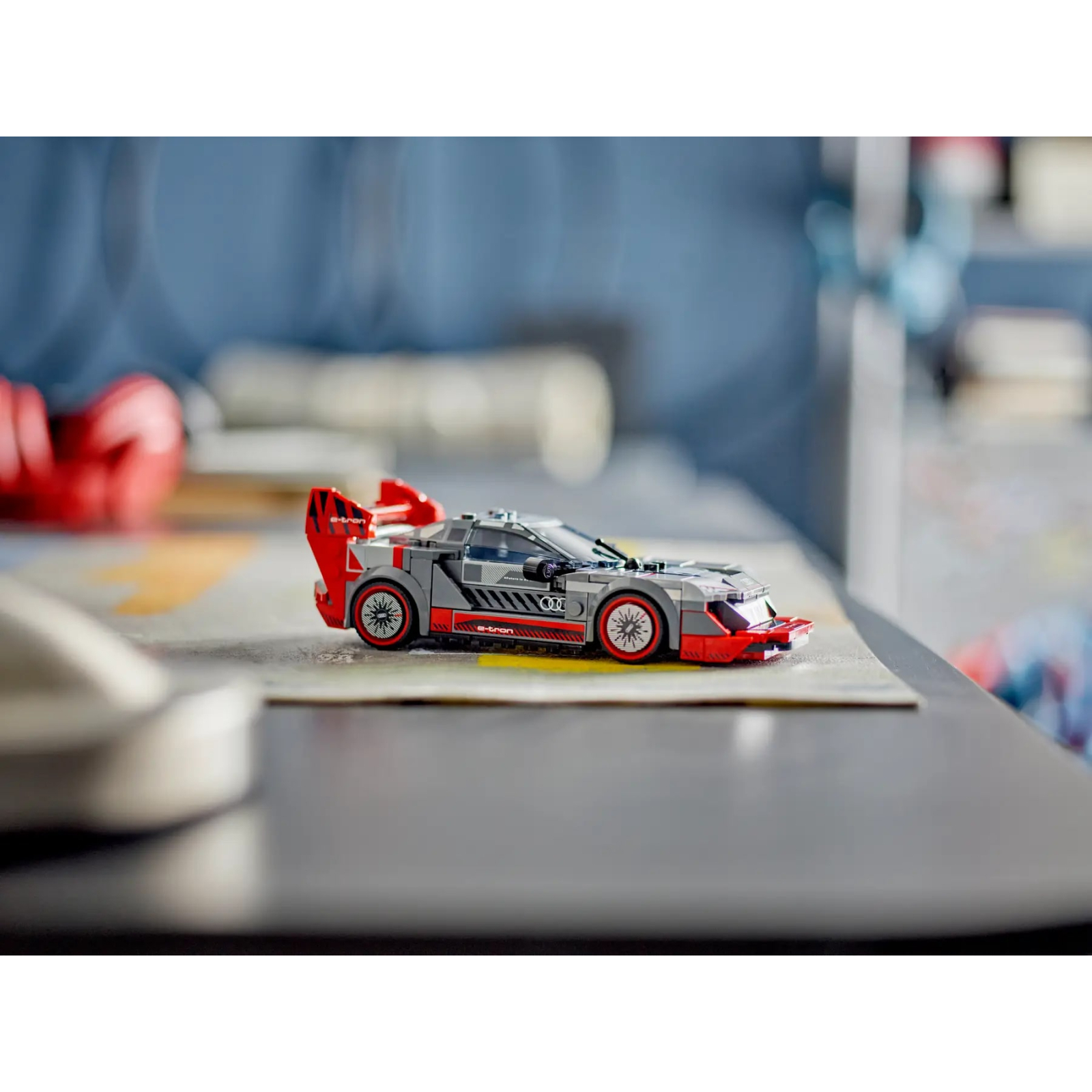 Конструктор LEGO Speed Champions Автомобиль для гонок Audi S1 e-tron quattro 274 детали (76921) изображение 4