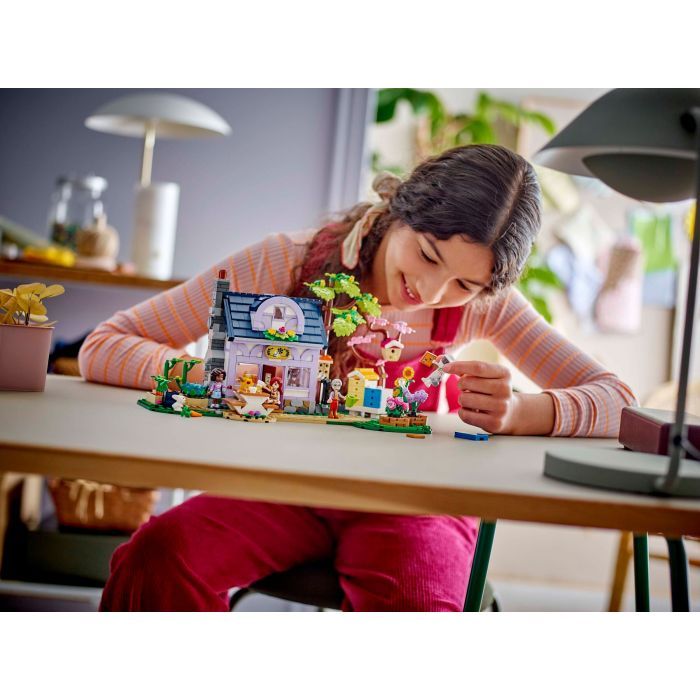 Конструктор LEGO Friends Будиночок і квітник бджолярів (42669) зображення 11