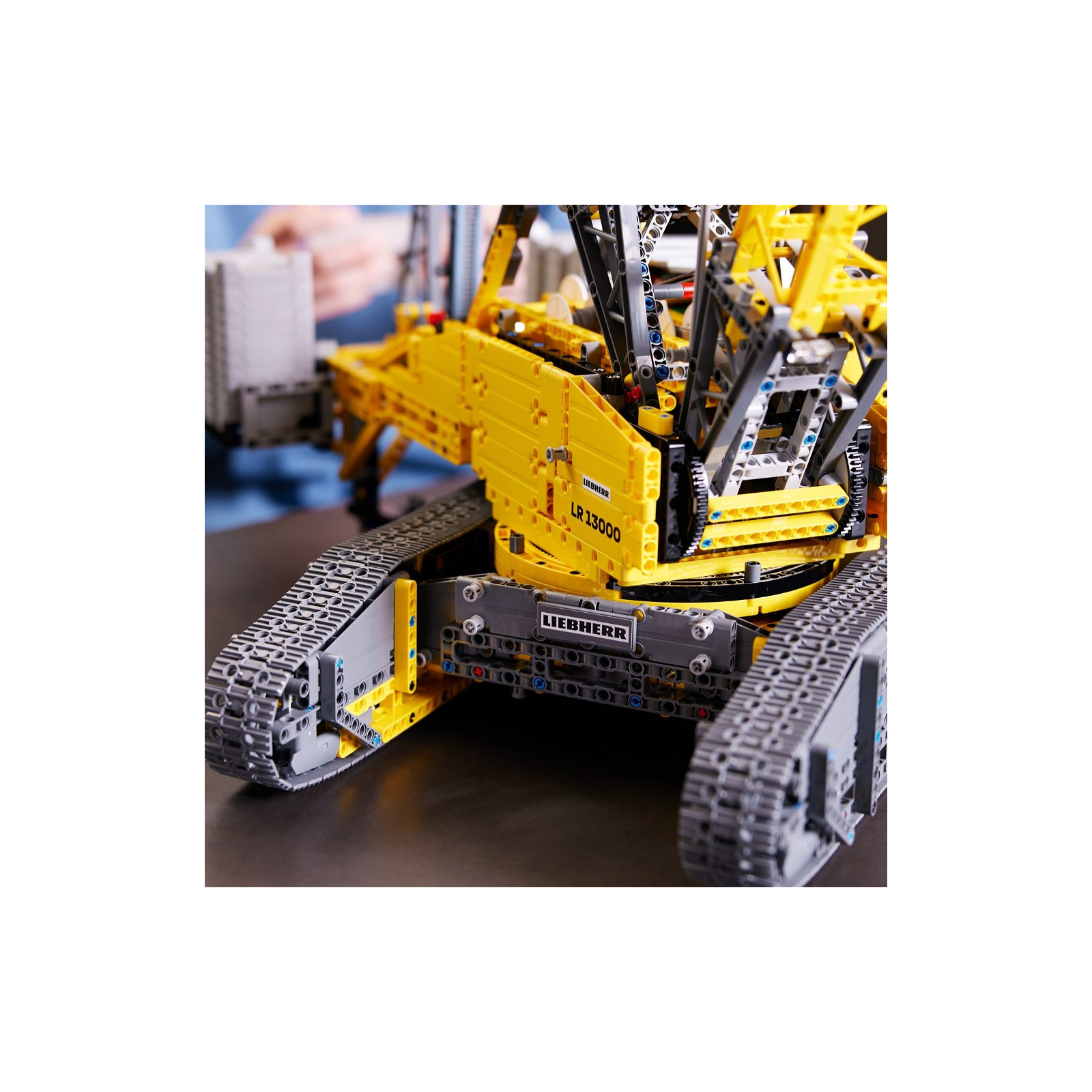 Конструктор LEGO Technic Гусеничный подъемный кран Liebherr LR 13000 2883 детали (42146) изображение 6