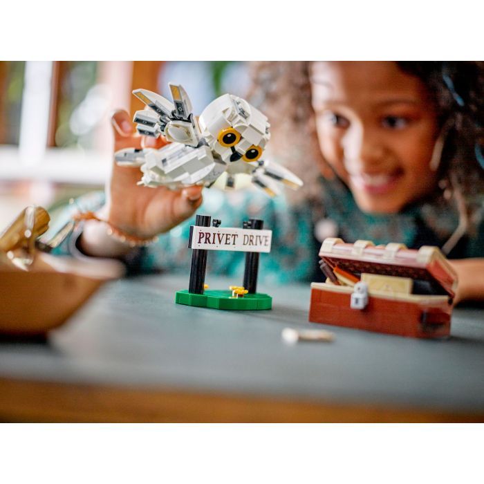 Конструктор LEGO Harry Potter Хедвига на Тисовой улице, 4 337 деталей (76425) изображение 9