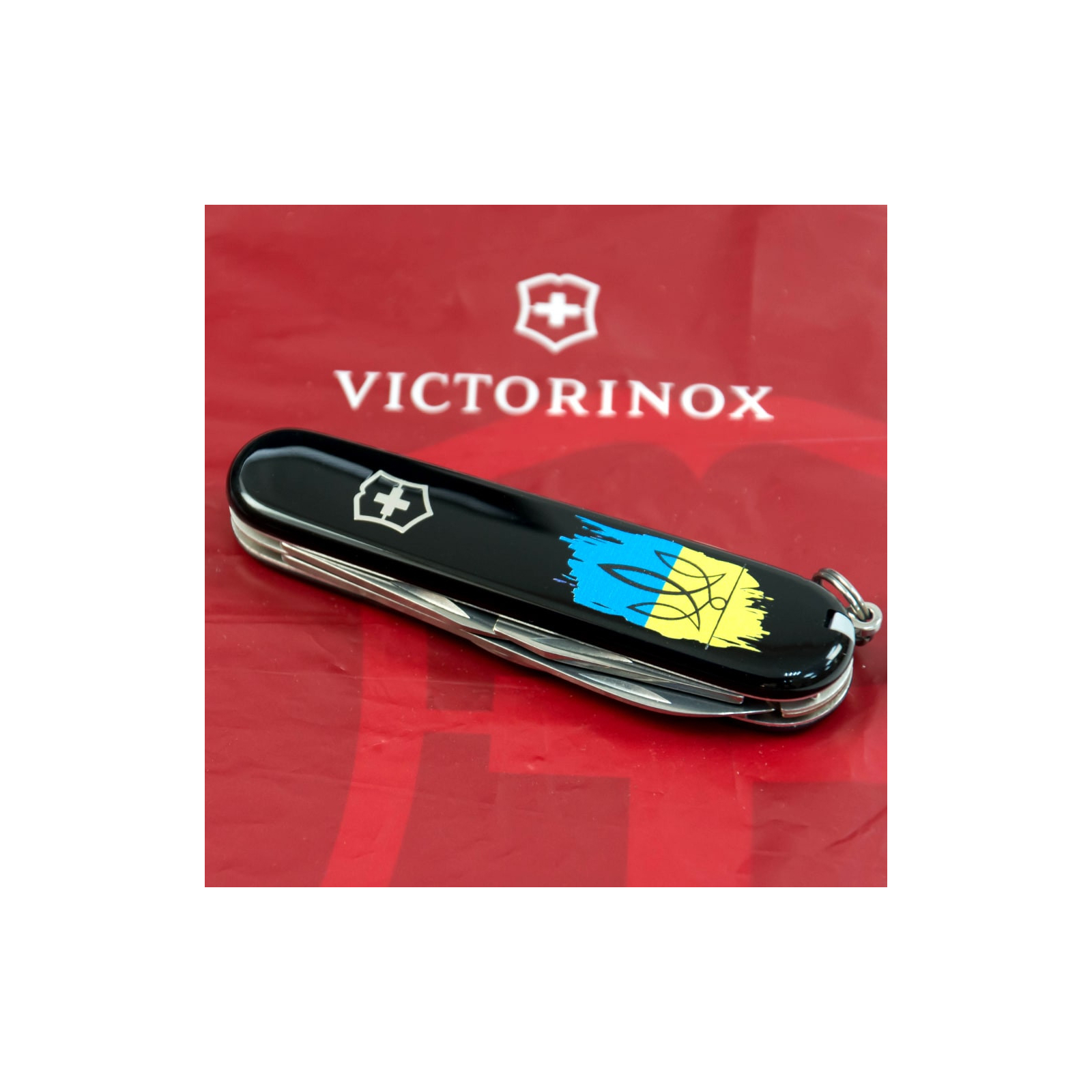 Нож Victorinox Spartan Ukraine Black "Тризуб На Тлі Прапору" (1.3603.3_T1026u) изображение 2