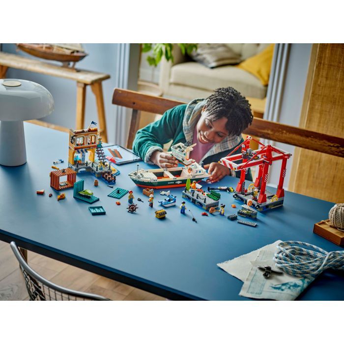Конструктор LEGO City Морская гавань с грузовым судном (60422) изображение 11