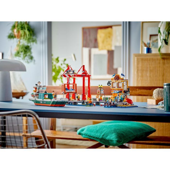 Конструктор LEGO City Морская гавань с грузовым судном (60422) изображение 12