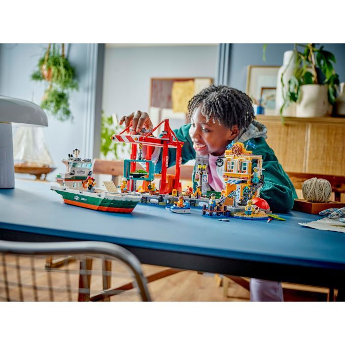 Конструктор LEGO City Морская гавань с грузовым судном (60422) изображение 9