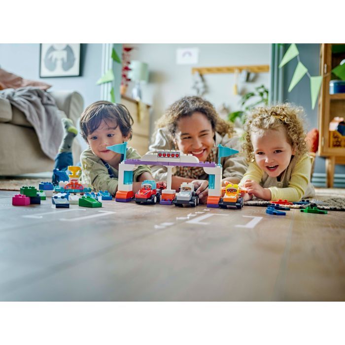 Конструктор LEGO DUPLO Town Автомобили для гонок и пилоты команд Формулы-1 (10445) изображение 8