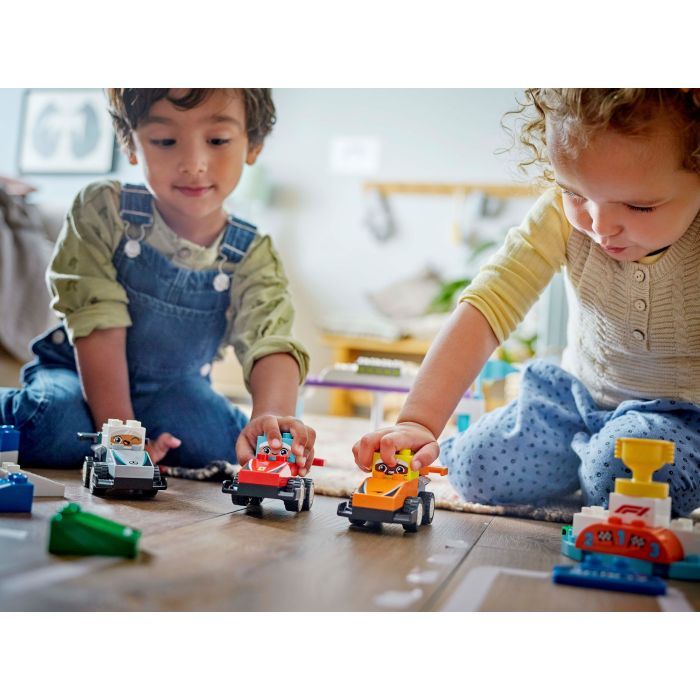 Конструктор LEGO DUPLO Town Автомобили для гонок и пилоты команд Формулы-1 (10445) изображение 9