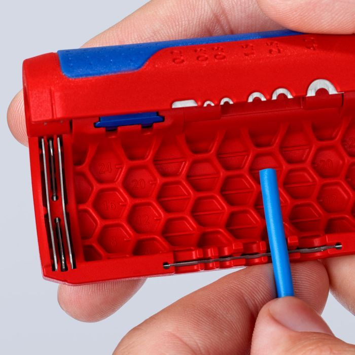 Труборіз KNIPEX для гофрованих труб (90 22 02 SB) зображення 7