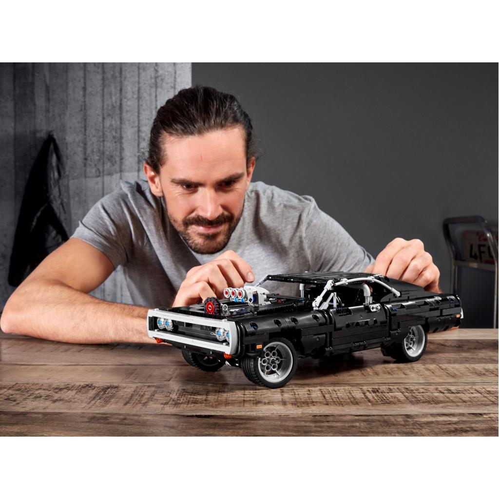 Конструктор LEGO Technic Dodge Charger Доминика Торетто 1077 деталей (42111) изображение 7