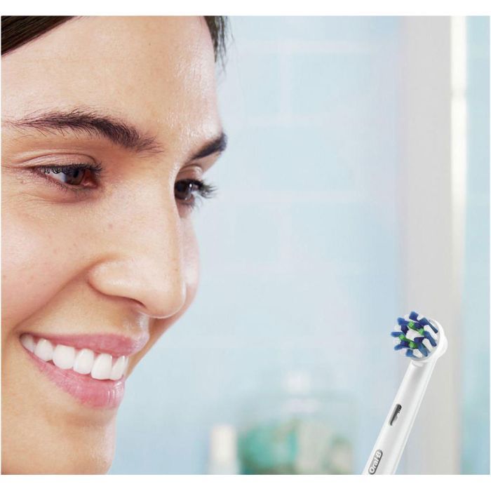 Електрична зубна щітка Oral-B D305.513.3X Black зображення 3
